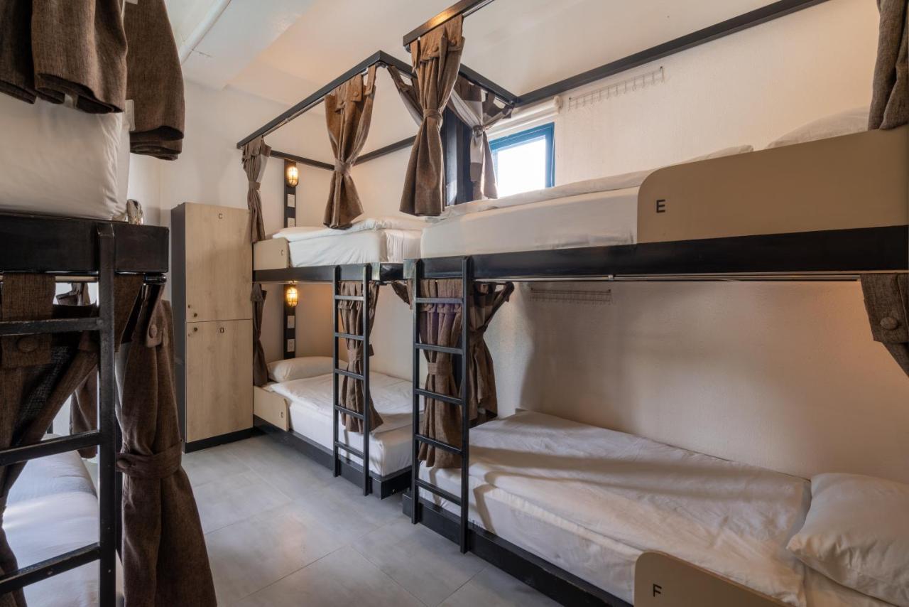 Hostel Hop *